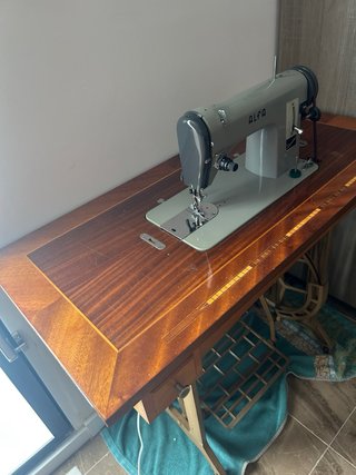 Máquina de coser antigua Alfa