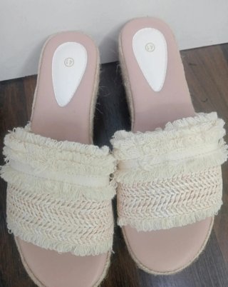 Sandalias cuña beige con flecos T.41