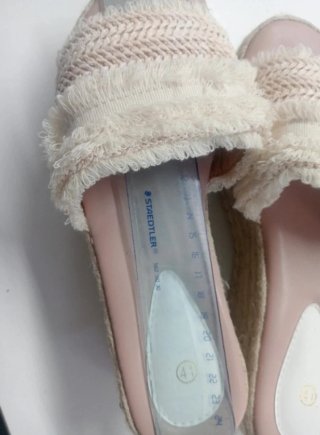 Sandalias cuña beige con flecos T.41