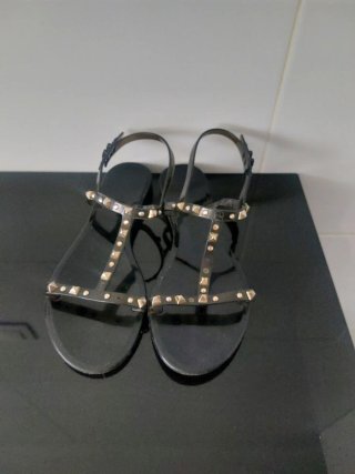 Sandalias Gloria Ortiz negras con detalles dorados