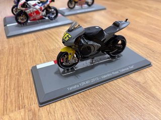 Maqueta Moto GP Yamaha YZR-M1 1:18