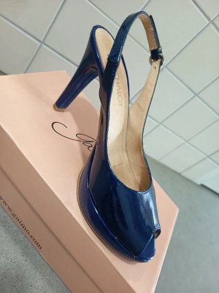 Peep toes de piel azul con plataforma y tacón alto