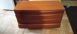 Cómoda de madera con cajones