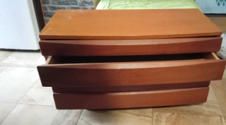 Cómoda de madera con cajones