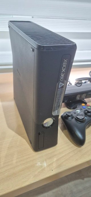 Xbox 360 con Kinect y juegos