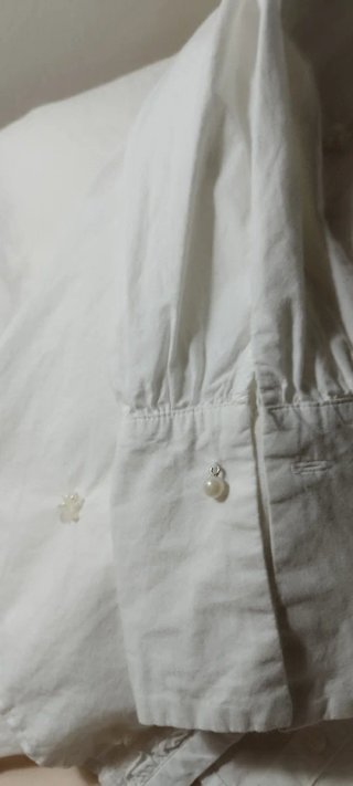 Camisa blanca con adornos
