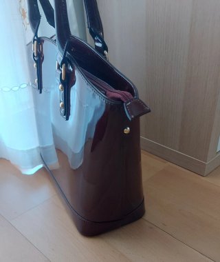 Bolso y zapatos burdeos charol