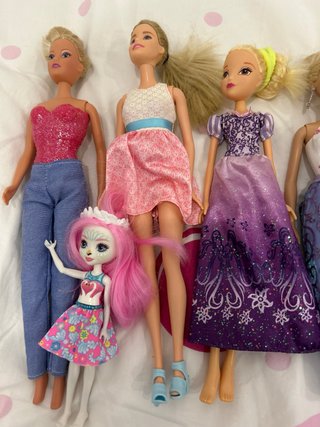 Lote de 7 Muñecas Barbie y Similares