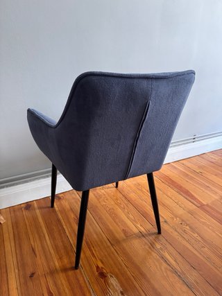 Silla tapizada con reposabrazos azul