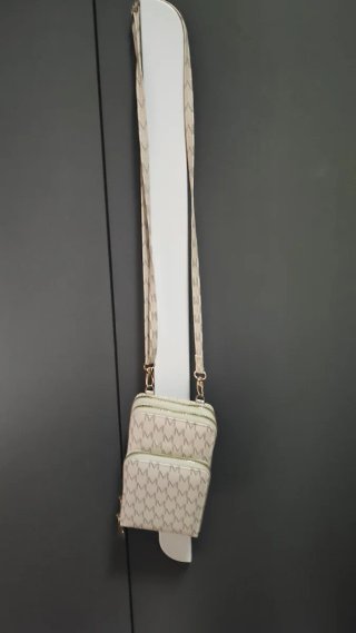 Bolso bandolera beige con monograma