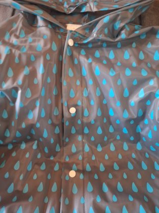 Chubasquero Talla S con estampado de gotas