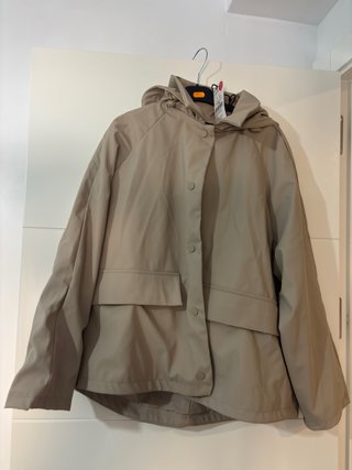 Chubasquero engomado beige
