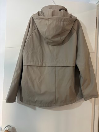 Chubasquero engomado beige