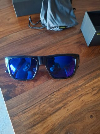 Gafas de sol negras y azules