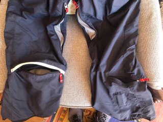 Pantalones de montaña azules y negros