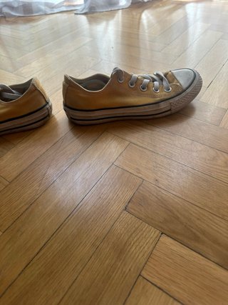 Converse básicas amarillas