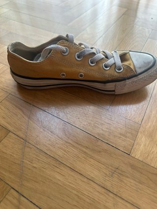 Converse básicas amarillas
