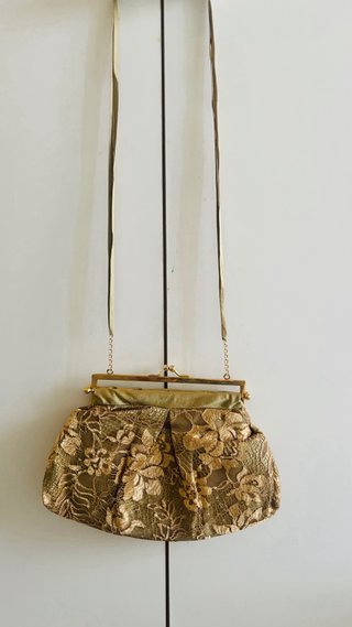 Bolso de fiesta dorado con encaje