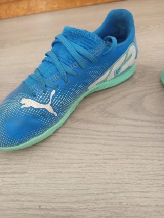 Zapatos de fútbol Puma azules y verdes
