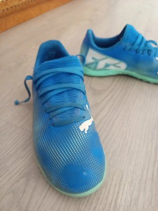 Zapatos de fútbol Puma azules y verdes