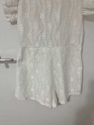 Mono blanco Zara con volantes