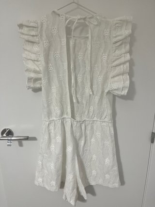 Mono blanco Zara con volantes