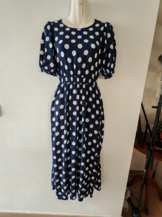 Vestido azul con lunares blancos