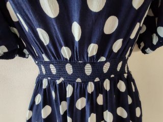 Vestido azul con lunares blancos