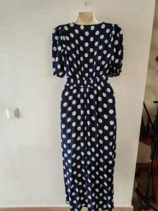 Vestido azul con lunares blancos