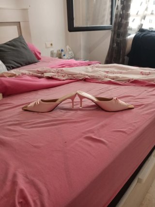 Zapatos de tacón rosa y dorado talla 43