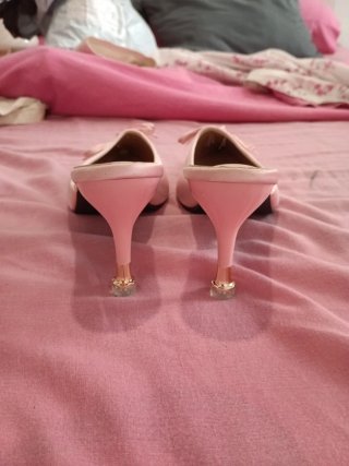 Zapatos de tacón rosa y dorado talla 43