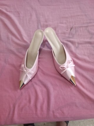 Zapatos de tacón rosa y dorado talla 43
