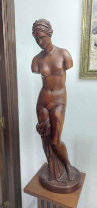 Busto de mujer tallado en madera