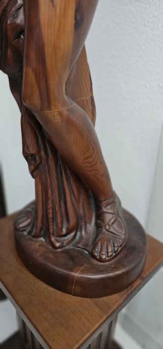Busto de mujer tallado en madera