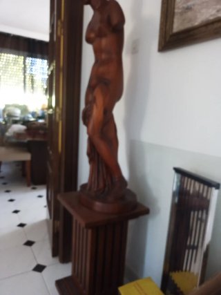 Busto de mujer tallado en madera