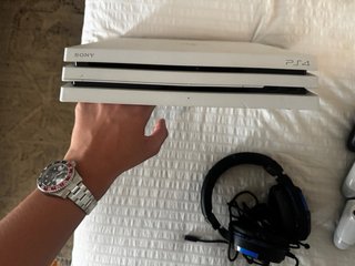 PS4 Pro 1TB Blanca + 3 Mandos + Cascos