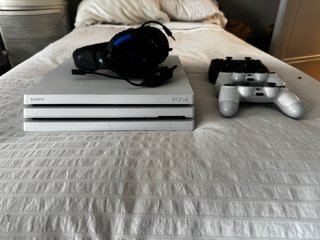 PS4 Pro 1TB Blanca + 3 Mandos + Cascos