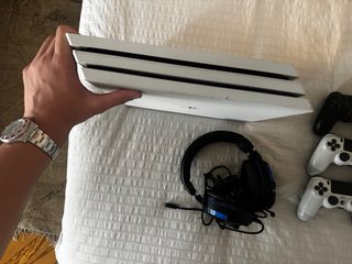 PS4 Pro 1TB Blanca + 3 Mandos + Cascos