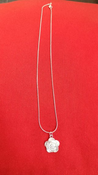 Collar de plata con colgante de flor