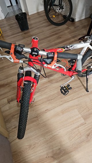 Bicicleta de montaña roja y blanca