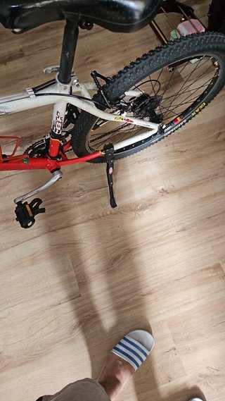 Bicicleta de montaña roja y blanca