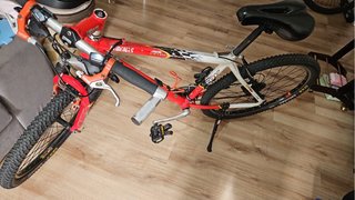 Bicicleta de montaña roja y blanca