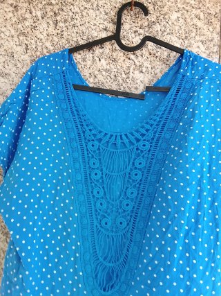 Camiseta azul con lunares blancos.5e Talla l