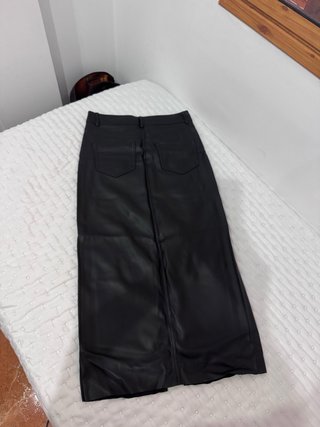 Falda polipiel Stradivarius negra