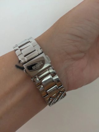 Reloj Guess plateado y negro