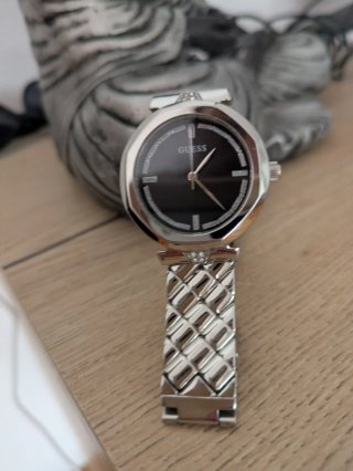 Reloj Guess plateado y negro