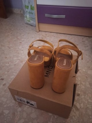 Zapatos de tacón mostaza