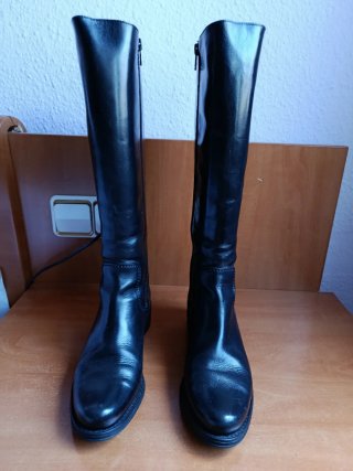 Botas altas de cuero negro