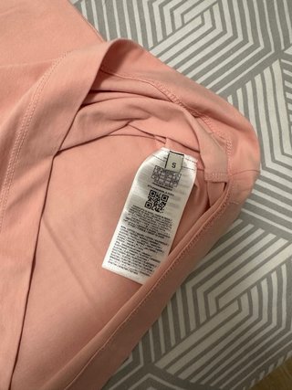 Camiseta Guess Rosa con Triángulo Brillante