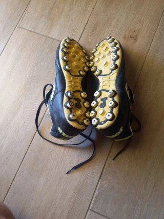 Botas de fútbol Joma negras y amarillas